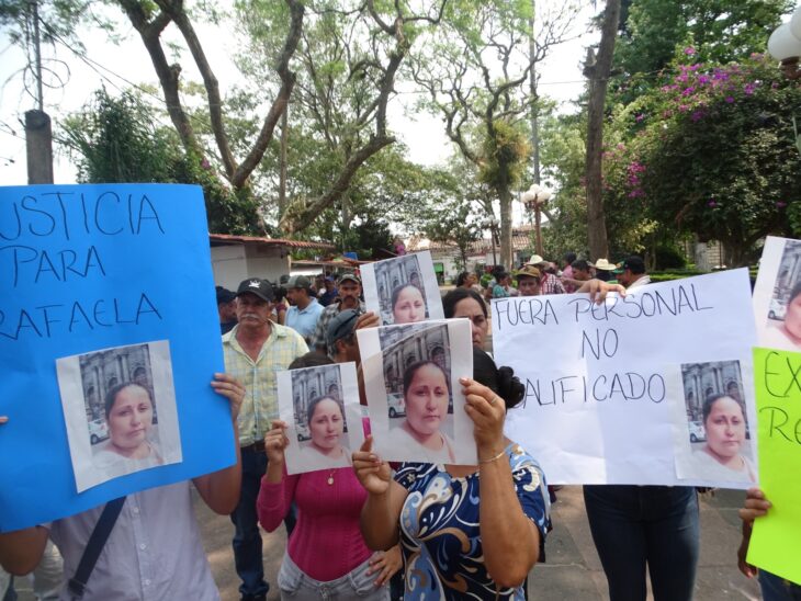 Se Manifiestan Afuera Del Hospital De Teocelo Ya Que Denuncian Presunta