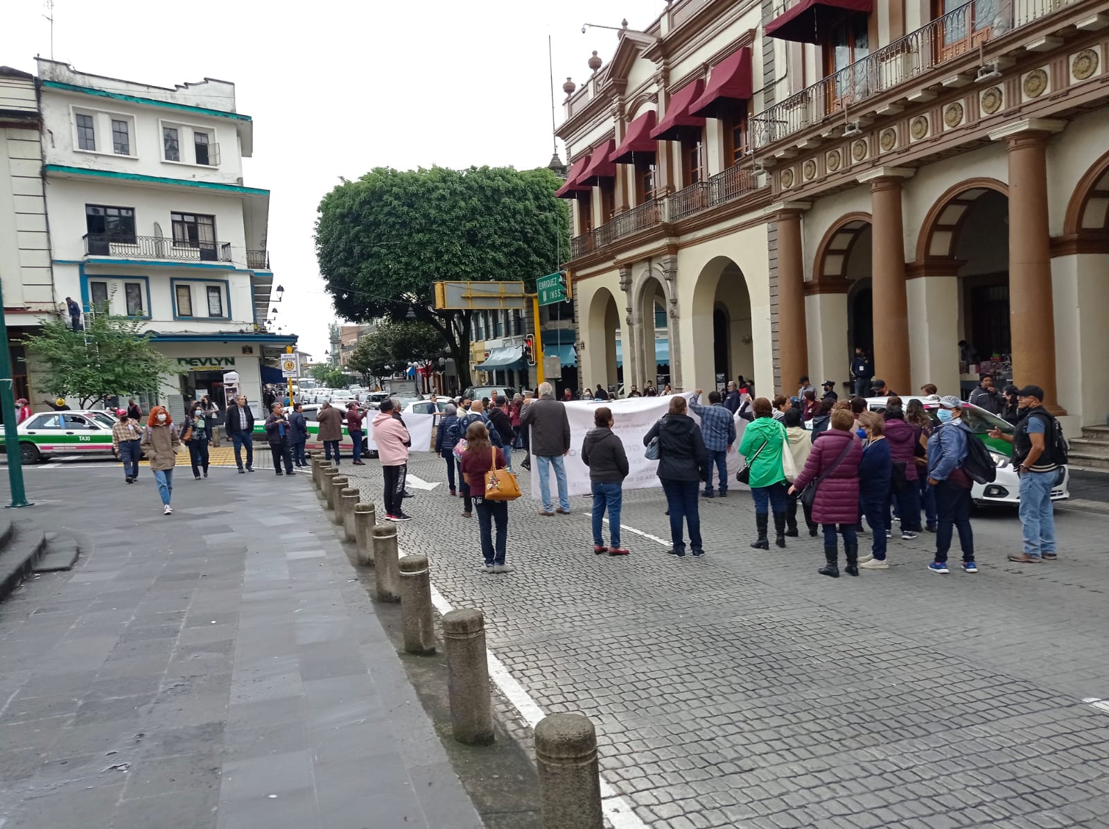 Jubilados y Pensionados de AJUPIV bloquean la Avenida Enríquez de ...