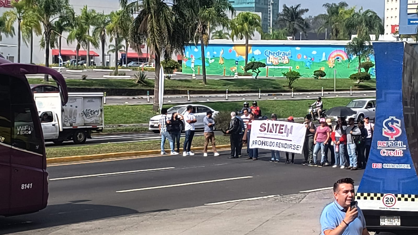 En Xalapa integrantes del SIATEM toman las instalaciones de la SEV ...