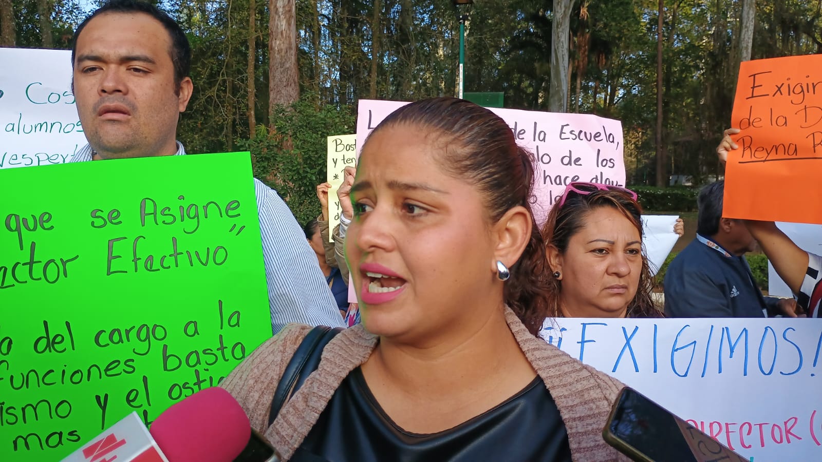 En Xalapa padres de familia de la primaria «Salvador Díaz Mirón» se ...