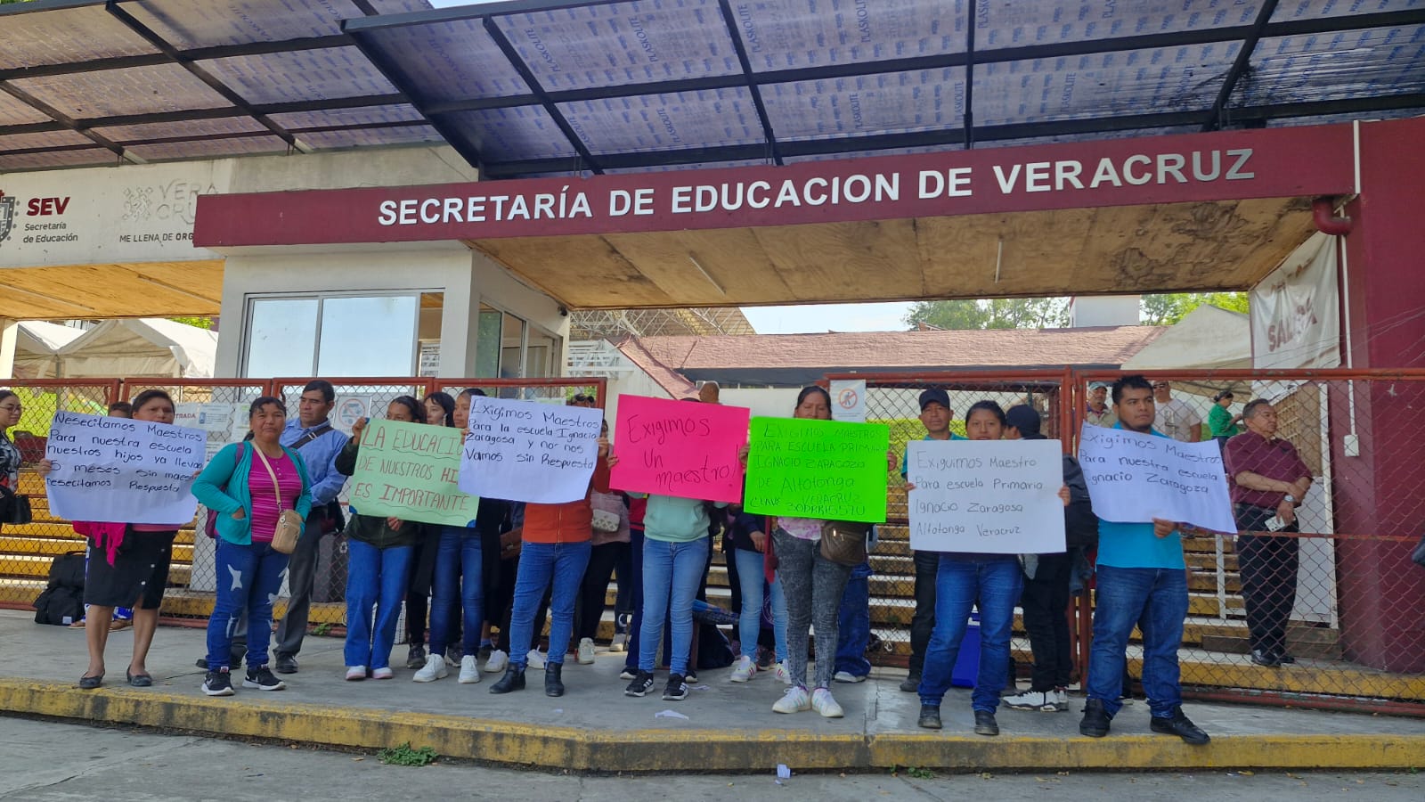 Toman oficinas de la SEV para exigir maestros en primaria de Altotonga ...